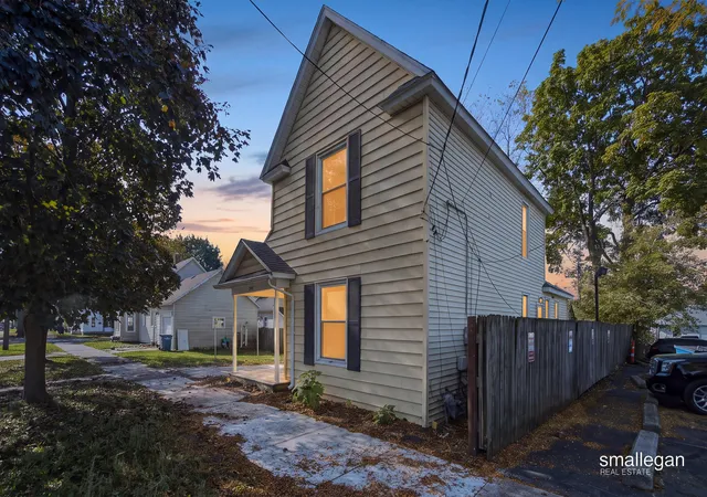 Photo 1 of Single family home for sale at 15 Gunnison Ave Sw, Grand Rapids, MI 49504 | MLS# 65026056178 | Listing updated on 2026-10-29