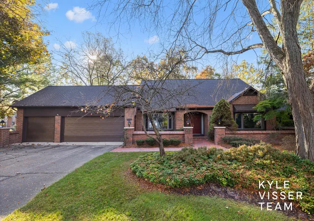Condo for sale at 6178 S Gatehouse Dr SE #60, Grand Rapids, MI 49546 | MLS# 65026056270