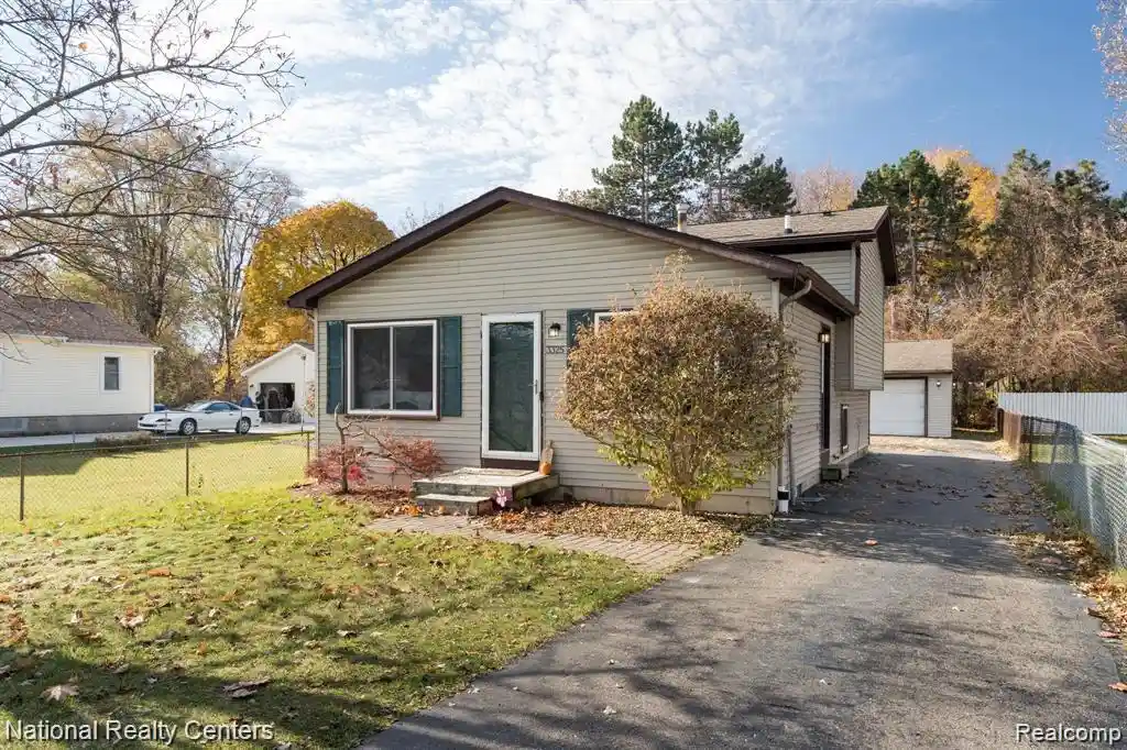 Photo 1 of Single family home for sale at 3325 Signet Dr, Waterford, MI 48329 | MLS# 20261086290 | Listing updated on 2026-10-25
