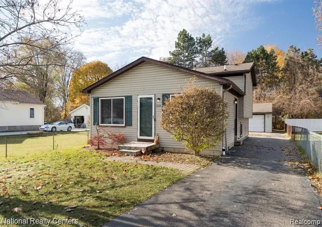 Photo 1 of Single family home for sale at 3325 Signet Dr, Waterford, MI 48329 | MLS# 20261086290 | Listing updated on 2026-10-30
