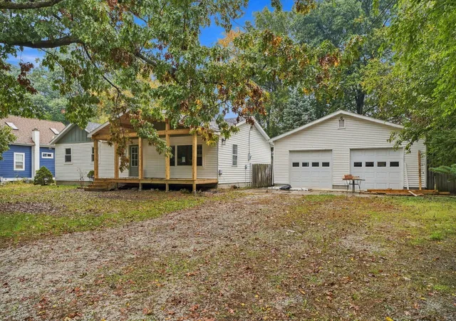 Photo 1 of Single family home for sale at 221 S Taylor St, New Buffalo, MI 49117 | MLS# 69026056802 | Listing updated on 2026-10-29