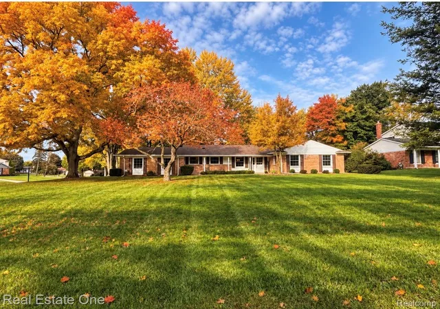 Photo 1 of Single family home for sale at 915 Ironstone Dr, Rochester Hills City Oakland, MI 48309 | MLS# 20261086600 | Listing updated on 2026-10-31
