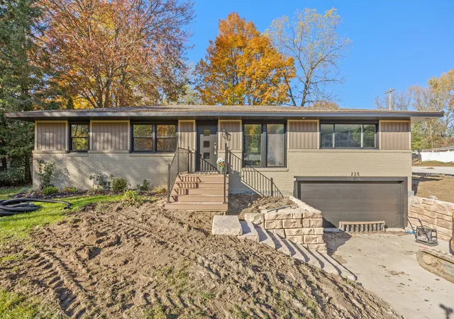 Photo 1 of Single family home for sale at 225 Sunset Hills Ave Nw, Grand Rapids, MI 49534 | MLS# 65026056910 | Listing updated on 2026-10-26