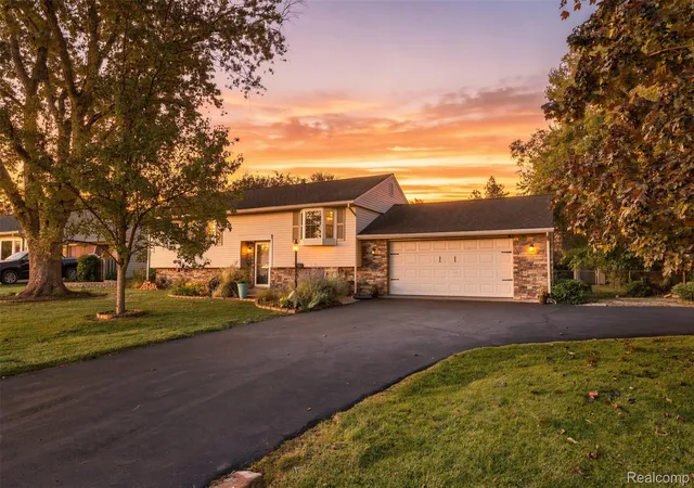 Photo 1 of Single family home for sale at 827 Los Arboles Dr, Wolverine Lake, MI 48390 | MLS# 20261086677 | Listing updated on 2026-10-29
