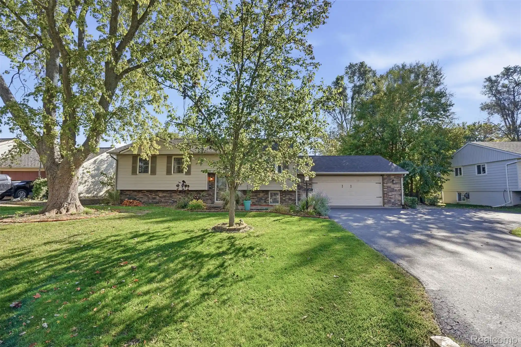 Photo 1 of Single family home for sale at 827 Los Arboles Dr, Wolverine Lake, MI 48390 | MLS# 20261086677 | Listing updated on 2026-10-29