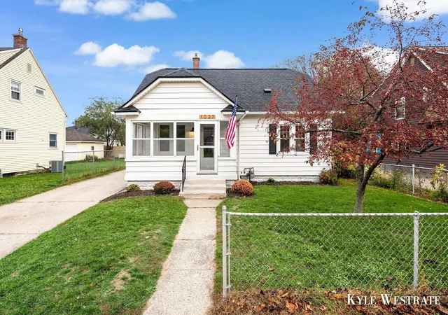 Photo 1 of Single family home for sale at 1027 Beechwood St Ne, Grand Rapids, MI 49505 | MLS# 65026056951 | Listing updated on 2026-10-26