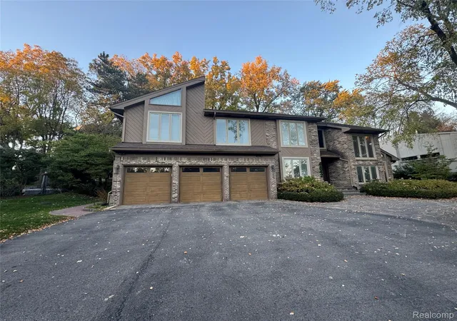 Photo 1 of Sale Pending at 4542 Walden Dr, Bloomfield Hills, MI 48301 | MLS# 20261086732 | Listing updated on 2026-10-30