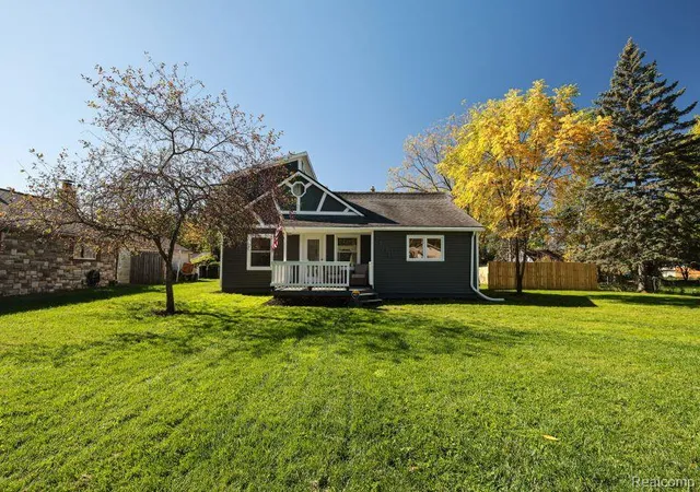 Photo 1 of Single family home for sale at 1100 Nokomis Way, Waterford, MI 48328 | MLS# 20261086768 | Listing updated on 2026-10-27