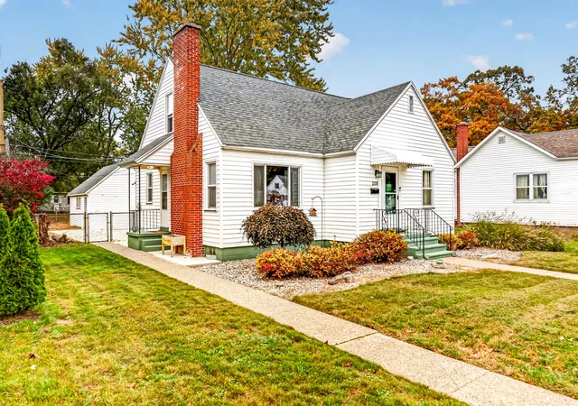 Single family home for sale at 2118 Oak Ave, North Muskegon, MI 49445 | MLS# 71026057053