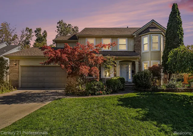 Photo 1 of Single family home for sale at 24500 Ridgeview Dr, Farmington Hills, MI 48336 | MLS# 20261086890 | Listing updated on 2026-10-28