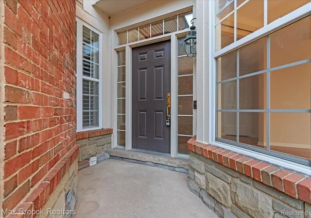 Listing Photo 1 - Condo for sale in building located at 4072 Summerfield Dr, Troy, MI 48085