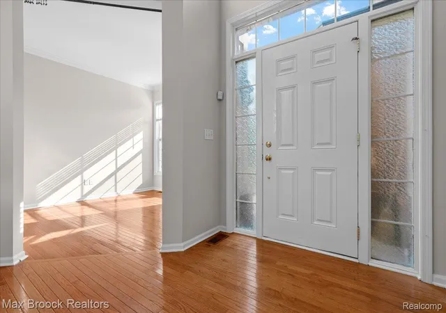 Listing Photo 4 - Condo for sale in building located at 4072 Summerfield Dr, Troy, MI 48085