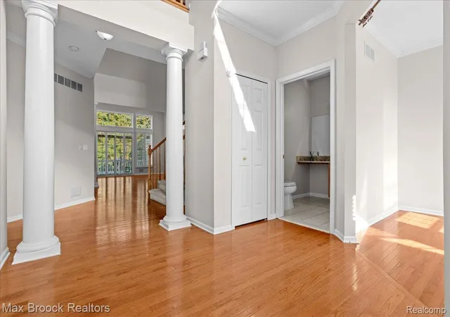 Listing Photo 5 - Condo for sale in building located at 4072 Summerfield Dr, Troy, MI 48085