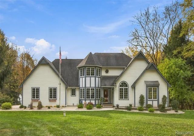 Photo 1 of Single family home for sale at 12090 Great Oaks Dr, Fenton, MI 48430 | MLS# 20261087074 | Listing updated on 2026-10-29