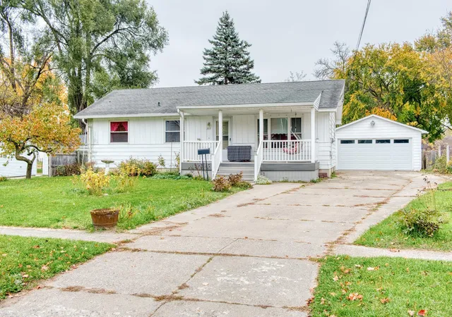 Photo 1 of Single family home for sale at 205 S Oak St, Owosso, MI 48867 | MLS# 5050226130 | Listing updated on 2026-10-28