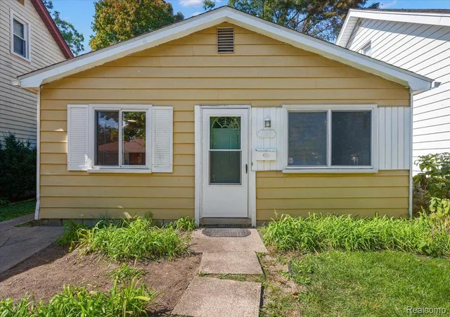 Photo 1 of Single family home for sale at 215 Edgewood Pl, Ferndale, MI 48220 | MLS# 20261087248 | Listing updated on 2026-10-29