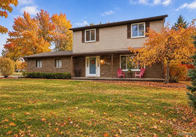 Photo 1 of Single family home for sale at 1225 Meadowood Dr, Waterford, MI 48327 | MLS# 20261087283 | Listing updated on 2026-10-29