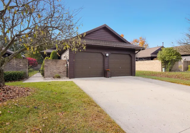 Photo 1 of Condo for sale at 911 S Hammond Pl, Traverse City, MI 49686 | MLS# 78080074957 | Listing updated on 2026-10-29