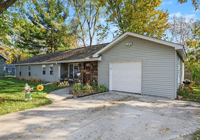 Single family home for sale at 535 Fairyland Ave, Jackson, MI 49202 | MLS# 55026057501