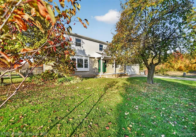 Photo 1 of Single family home for sale at 8500 W Chase Lake Rd, Fowlerville, MI 48836 | MLS# 20261087590 | Listing updated on 2026-10-29