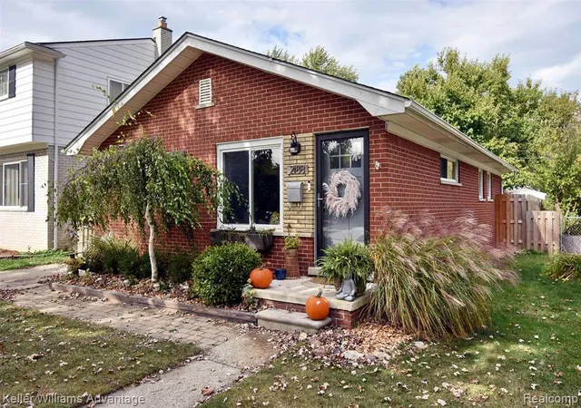 Photo 1 of Single family home for sale at 2188 Hollywood Ave, Grosse Pointe Woods City Wayne, MI 48236 | MLS# 20261087710 | Listing updated on 2026-10-31