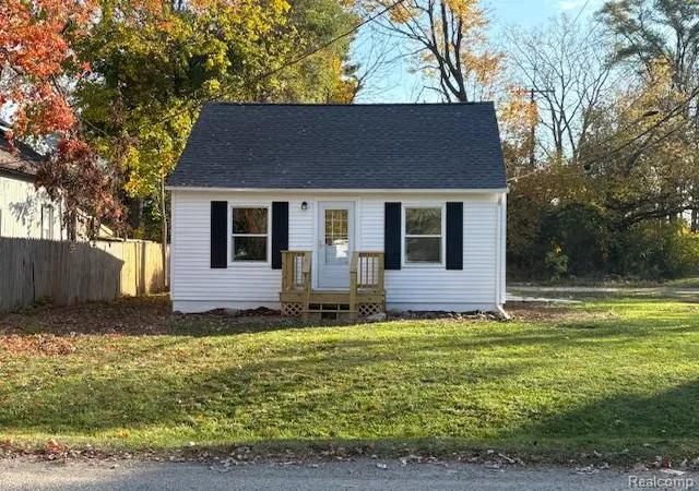 Photo 1 of Single family home for sale at 200 Marion Ave, Waterford, MI 48328 | MLS# 20261087743 | Listing updated on 2026-10-30