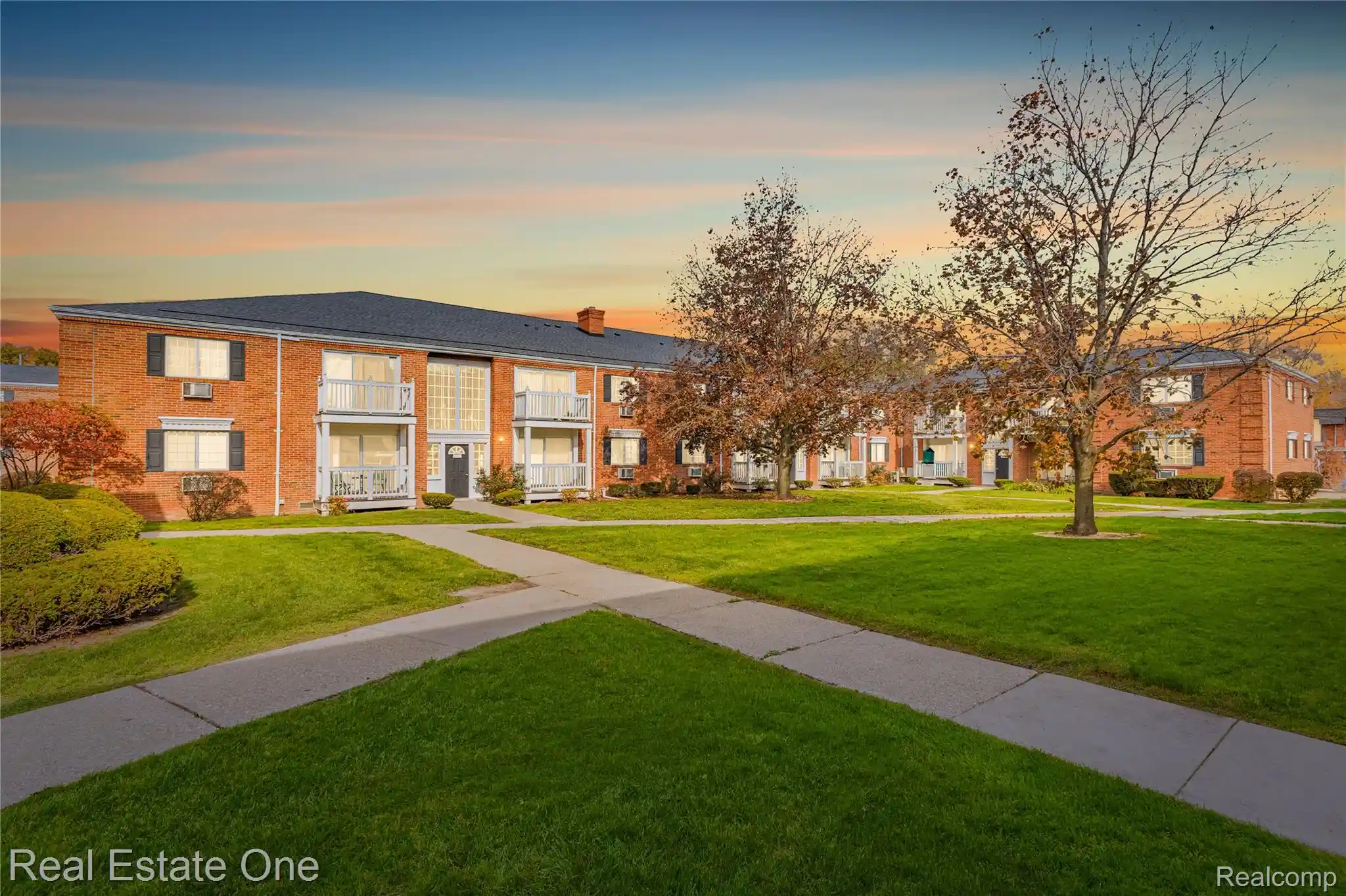 Listing Photo 1 - Condo for sale in building located at 2445 Torquay Ave, Royal Oak, MI 48073 - Unit #209