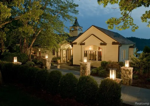 Photo 2 of Single family home for sale at 2623 Turtle Shores, Bloomfield Hills, MI 48302 | MLS# 216010273 | Listing updated on 2026-01-27