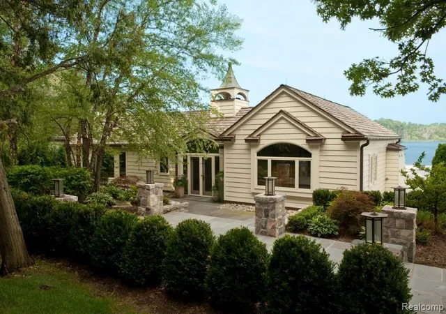 Photo 3 of Single family home for sale at 2623 Turtle Shrs, Bloomfield Hills, MI 48302 | MLS# 216010273 | Listing updated on 2026-01-27