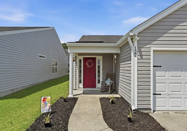 Photo 3 of Single family home for sale at 122 Tyger St, Summerville, SC 29485 | MLS# 26019639 | Listing updated on 2026-09-17
