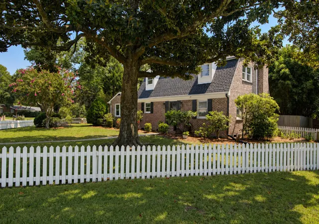 Photo 3 of Single family home for sale at 740 Shamrock Ln, Charleston, SC 29412 | MLS# 26022021 | Listing updated on 2026-09-14