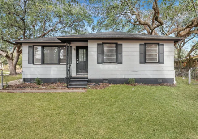 Photo 1 of Single family home for sale at 1652 Larry St, Charleston, SC 29406 | MLS# 25004583 | Listing updated on 2026-08-04