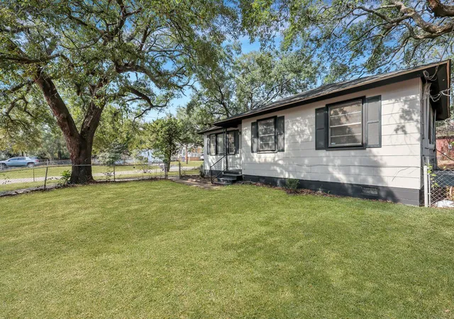Photo 2 of Single family home for sale at 1652 Larry St, Charleston, SC 29406 | MLS# 25004583 | Listing updated on 2026-08-04