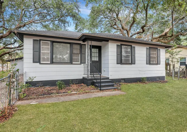 Photo 3 of Single family home for sale at 1652 Larry St, Charleston, SC 29406 | MLS# 25004583 | Listing updated on 2026-08-04