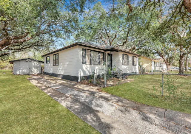 Photo 3 of Single family home for sale at 1652 Larry St, Charleston, SC 29406 | MLS# 25004583 | Listing updated on 2026-08-04