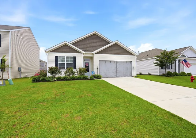Photo 2 of Single family home for sale at 423 Lake Ridge Blvd, Summerville, SC 29486 | MLS# 26022415 | Listing updated on 2026-08-12