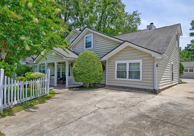 Photo 3 of Single family home for sale at 1639 Central Ave, Summerville, SC 29483 | MLS# 26020415 | Listing updated on 2026-08-31