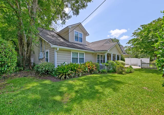 Photo 3 of Single family home for sale at 1639 Central Ave, Summerville, SC 29483 | MLS# 26020415 | Listing updated on 2026-08-31