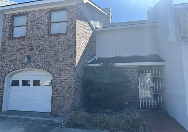 Townhouse for sale at 5 Poets Cor, Charleston, SC 29412 | MLS# 26029442