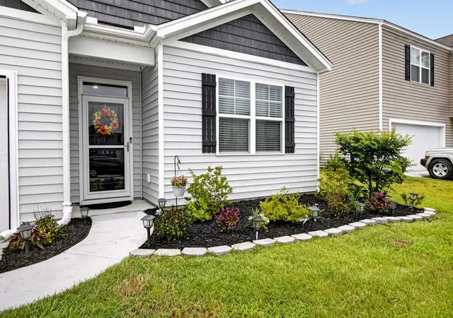 Photo 3 of Single family home for sale at 160 Lagoona Dr, Summerville, SC 29483 | MLS# 26021554 | Listing updated on 2026-09-11