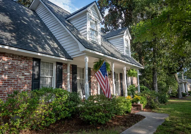 Photo 1 of Single family home for sale at 611 Beauregard St, Charleston, SC 29412 | MLS# 26023848 | Listing updated on 2026-08-24
