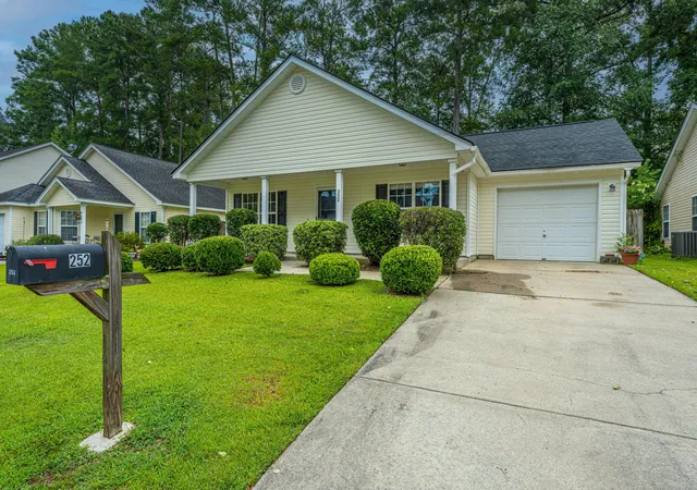 Photo 2 of Single family home for sale at 252 Trickle Dr, Summerville, SC 29483 | MLS# 26020288 | Listing updated on 2026-09-18