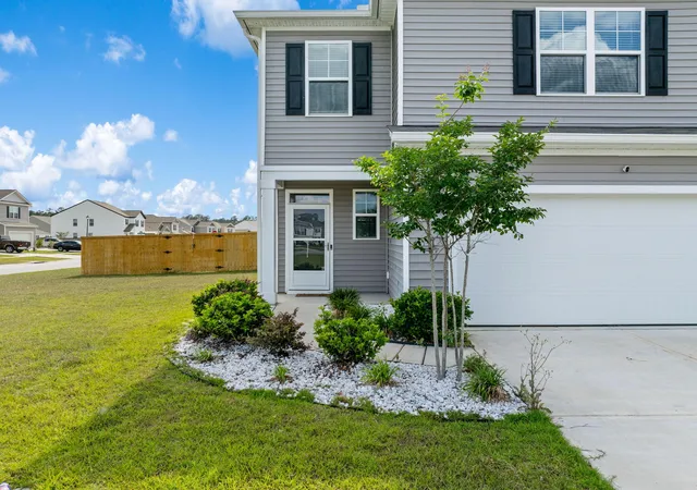 Photo 2 of Single family home for sale at 301 Bear Paw Ln, Summerville, SC 29486 | MLS# 26014341 | Listing updated on 2026-09-09