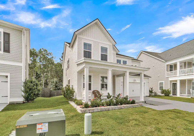 Photo 3 of Single family home for sale at 118 Red Bluff St, Summerville, SC 29483 | MLS# 26024272 | Listing updated on 2026-09-11
