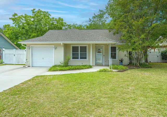 Photo 2 of Single family home for sale at 1029 Oakcrest Dr, Charleston, SC 29412 | MLS# 26018278 | Listing updated on 2026-09-02