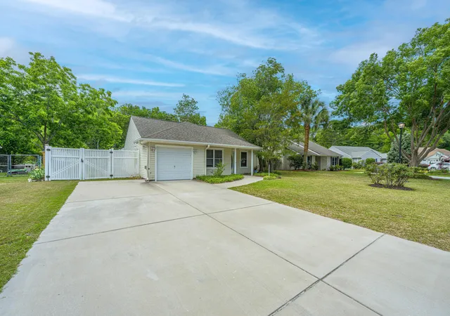 Photo 3 of Single family home for sale at 1029 Oakcrest Dr, Charleston, SC 29412 | MLS# 26018278 | Listing updated on 2026-09-02