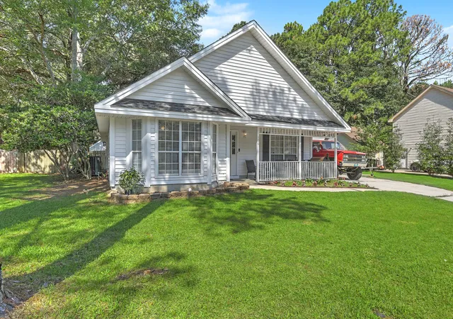 Photo 4 of Single family home for sale at 106 Bradd St, Summerville, SC 29483 | MLS# 26016605 | Listing updated on 2026-08-03
