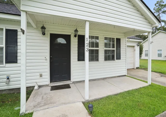 Photo 3 of Single family home for sale at 123 Giles Dr, Goose Creek, SC 29445 | MLS# 26024331 | Listing updated on 2026-09-12