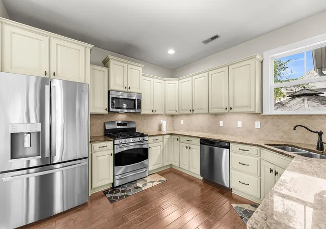 Photo 3 of Single family home for sale at 911 Hunt Clb Run, Charleston, SC 29414 | MLS# 26020809 | Listing updated on 2026-09-18