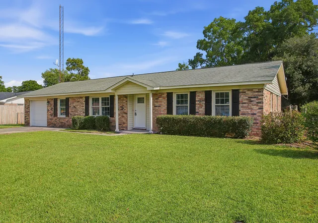 Photo 3 of Single family home for sale at 104 General Dennis Dr, Summerville, SC 29486 | MLS# 26018621 | Listing updated on 2026-09-11